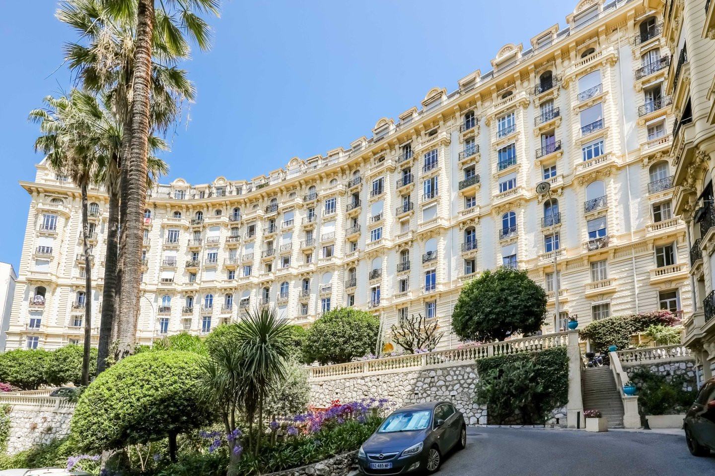 
                                                Vente
                                                 NICE BAS CIMIEZ - Superbe 3 pièces traversant au dernier étage d'un immeuble bourgeois