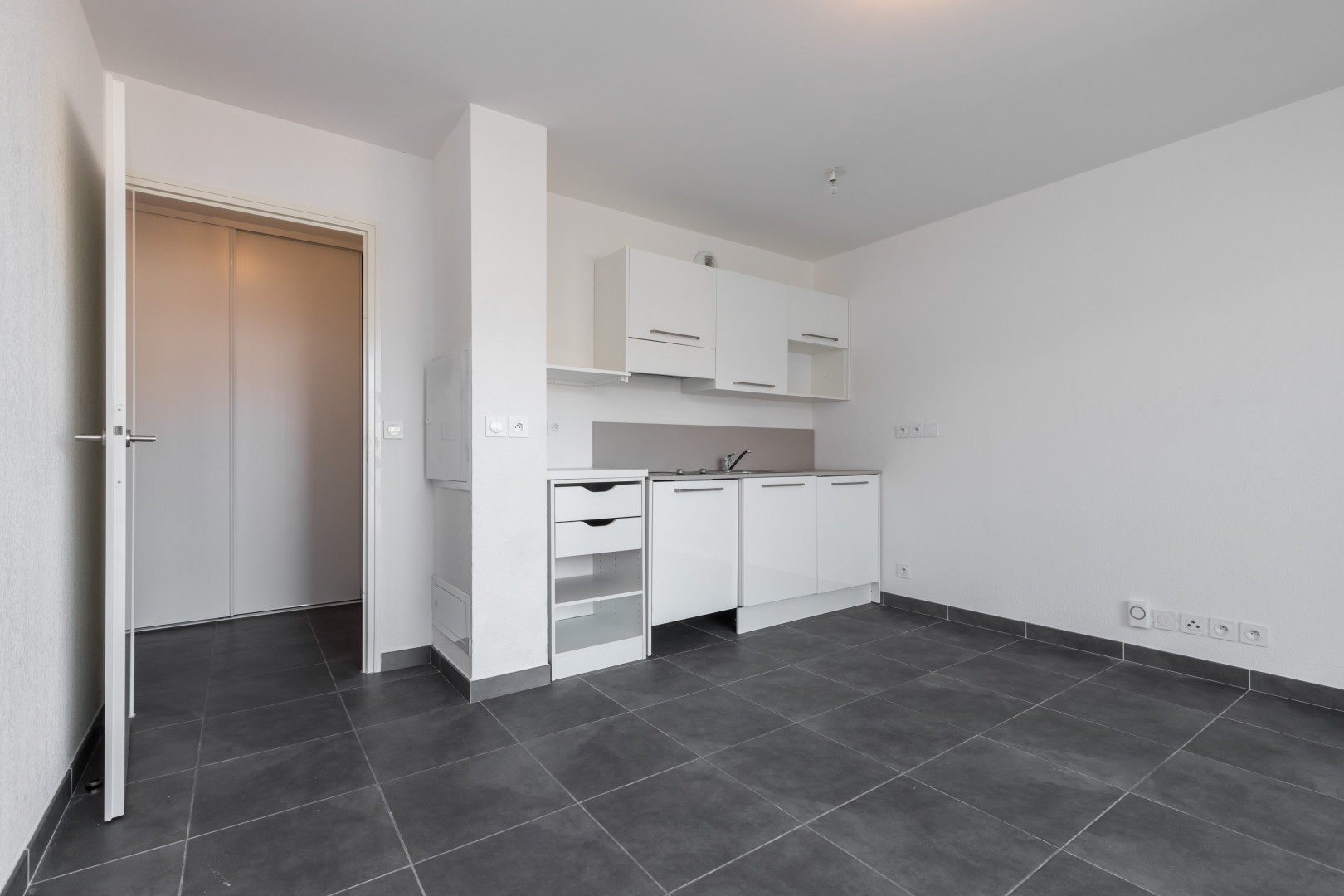 
                                                Vente
                                                 NICE / BORRIGLIONE - Studio à vendre en avant dernier étage avec terrasse