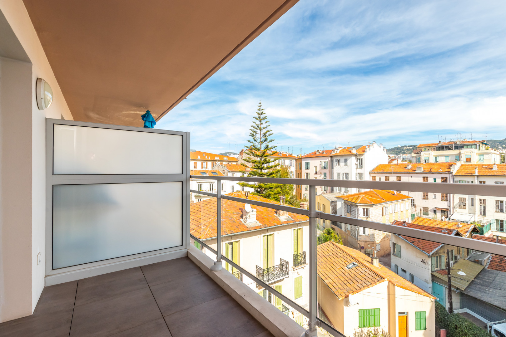 
                                                Vente
                                                 NICE / BORRIGLIONE - Studio à vendre en avant dernier étage avec terrasse