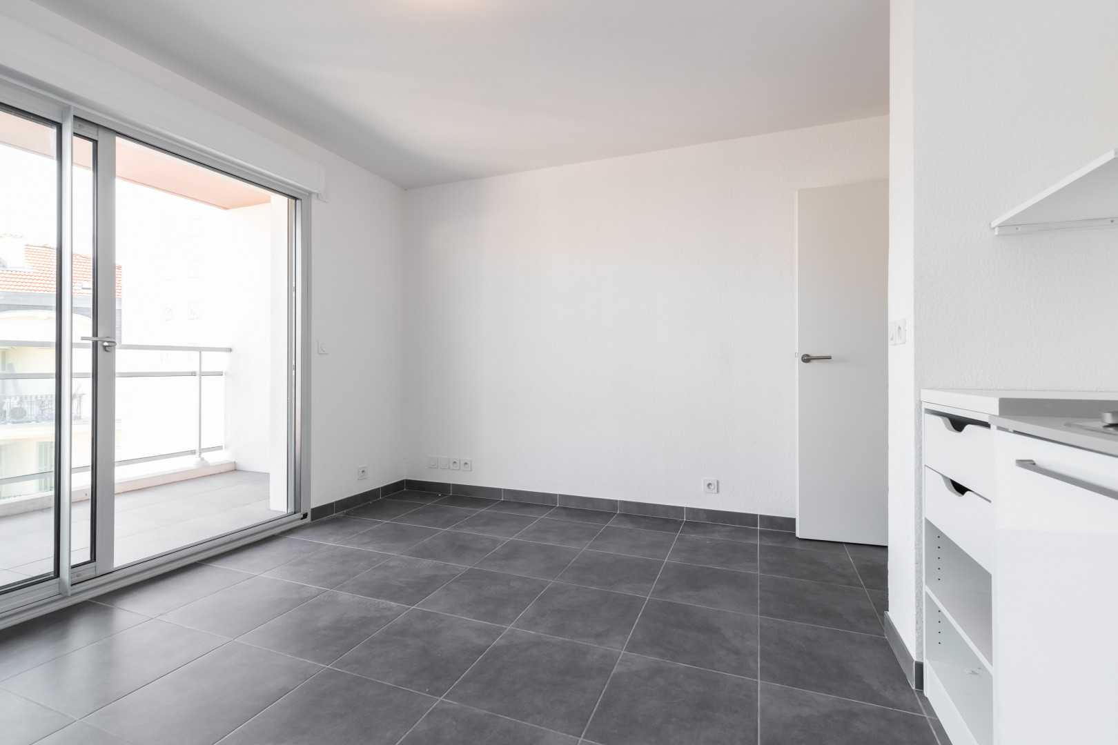 
                                                Vente
                                                 NICE / BORRIGLIONE - Studio à vendre en avant dernier étage avec terrasse