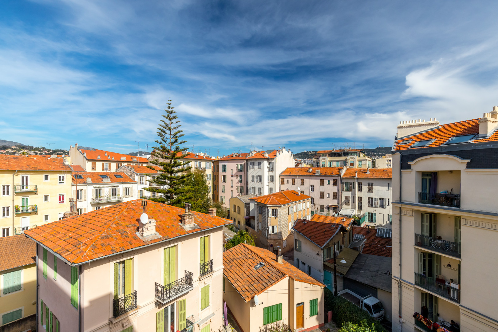 
                                                Vente
                                                 NICE / BORRIGLIONE - Studio à vendre en avant dernier étage avec terrasse