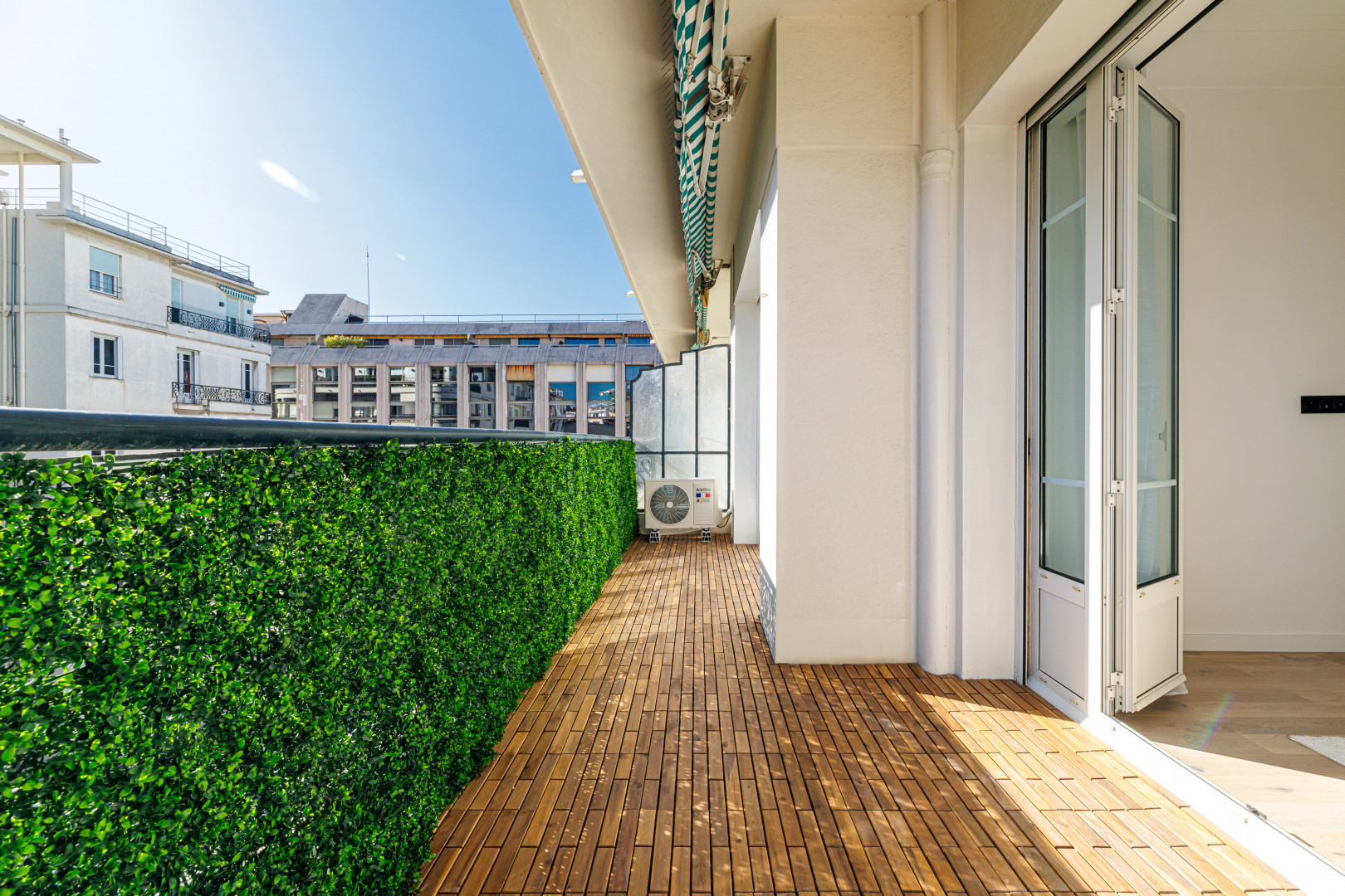 
                                                Vente
                                                 Nice - Carré d’or - Magnifique appartement 3 pièces de 72,04 m² entièrement rénové avec terrasse et balcon