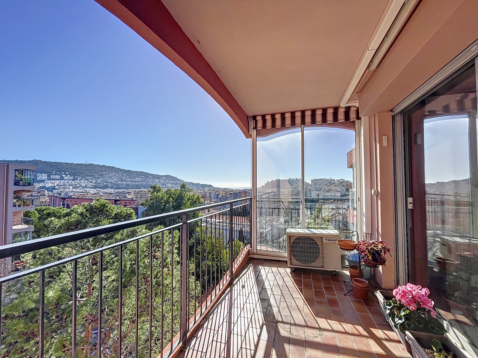 
                                                Vente
                                                 Nice - Cimiez Appartement avec terrasse vue mer vendu loué