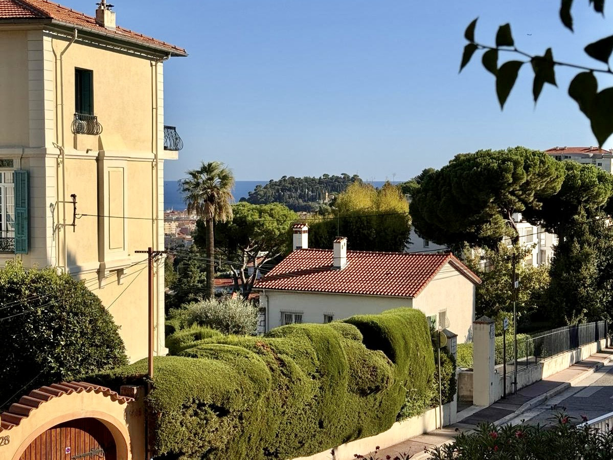 
                                                Vente
                                                 Nice Cimiez - Grand 4 pièces avec terrasse dans résidence de standinf