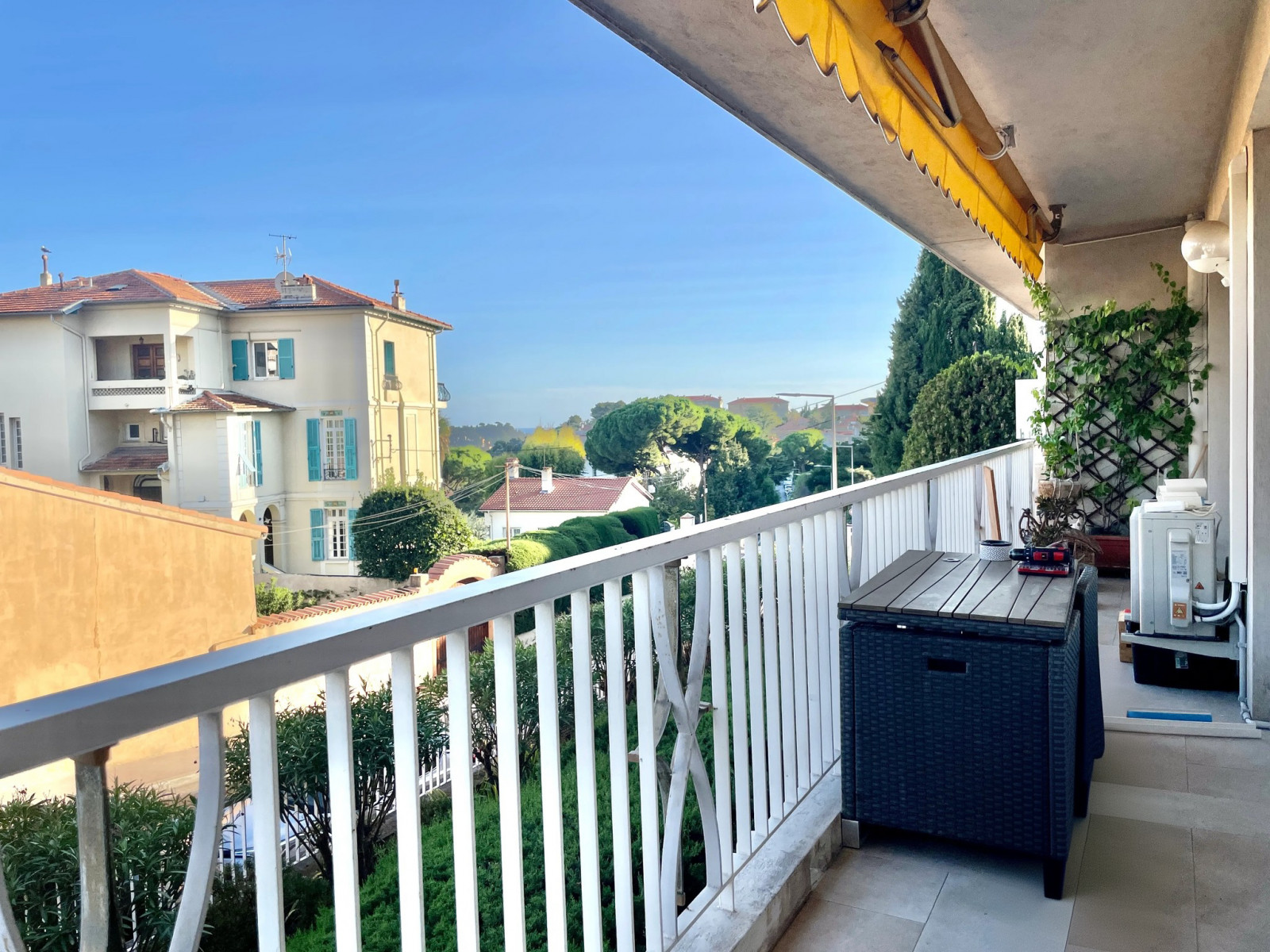 
                                                Vente
                                                 Nice Cimiez - Grand 4 pièces avec terrasse dans résidence de standinf