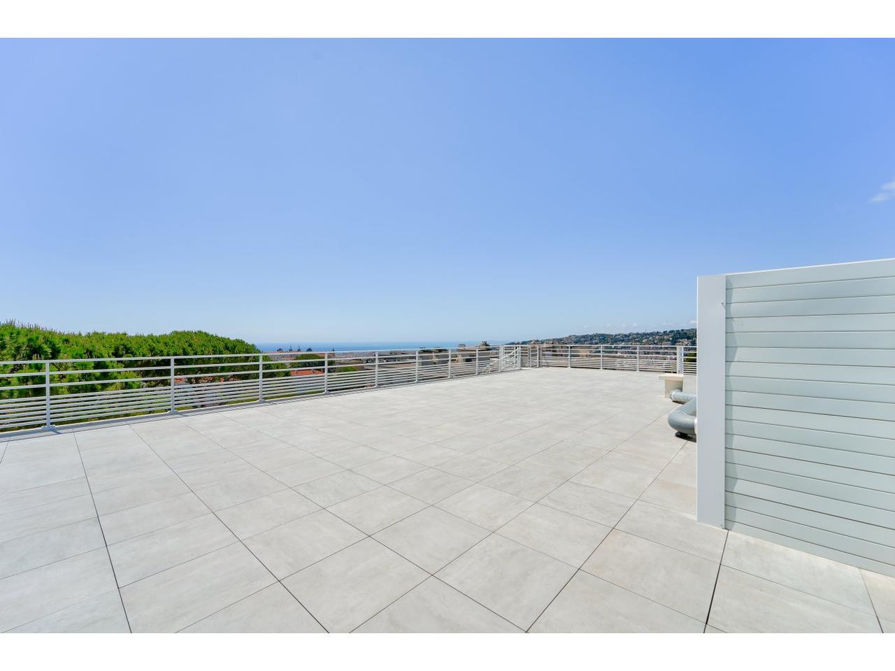 
                                                Vente
                                                 Nice Cimiez - Rare - Toit-terrasse avec espace de vie de 152 m2 et ses deux immenses terrasses