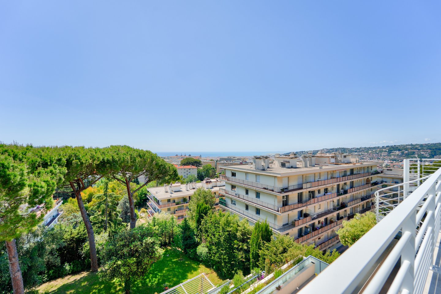 
                                                Vente
                                                 Nice Cimiez - Rare - Toit-terrasse avec espace de vie de 197 m2 et ses deux immenses terrasses