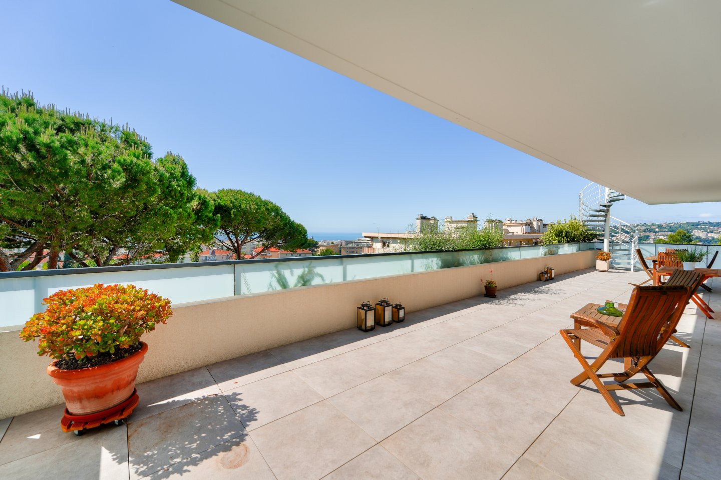 
                                                Vente
                                                 Nice Cimiez - Rare - Toit-terrasse avec espace de vie de 197 m2 et ses deux immenses terrasses