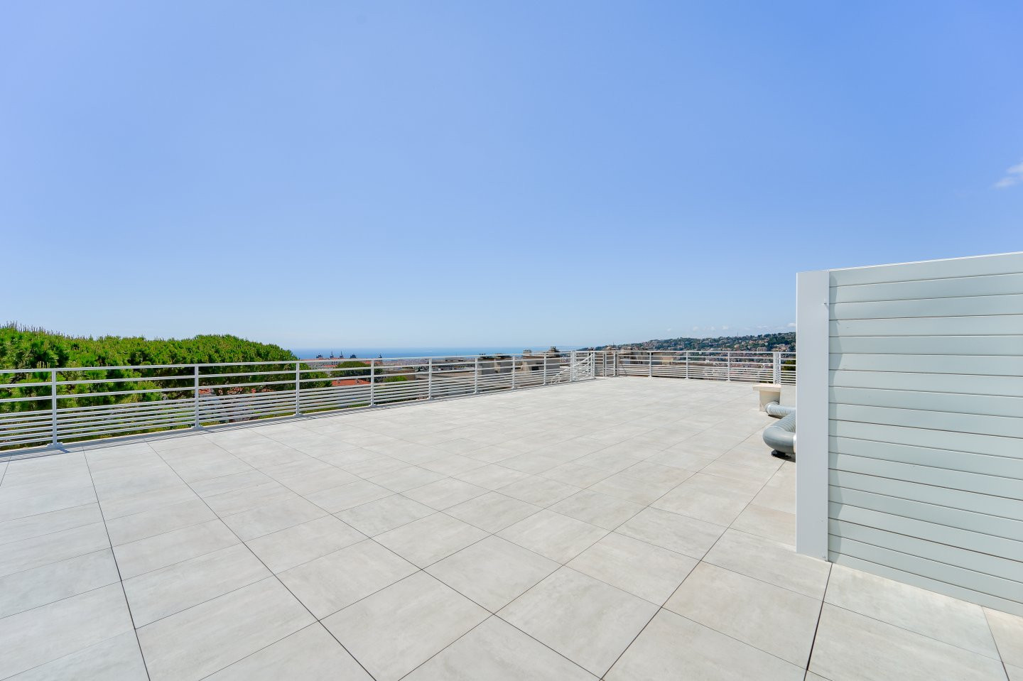 
                                                Vente
                                                 Nice Cimiez - Rare - Toit-terrasse avec espace de vie de 197 m2 et ses deux immenses terrasses