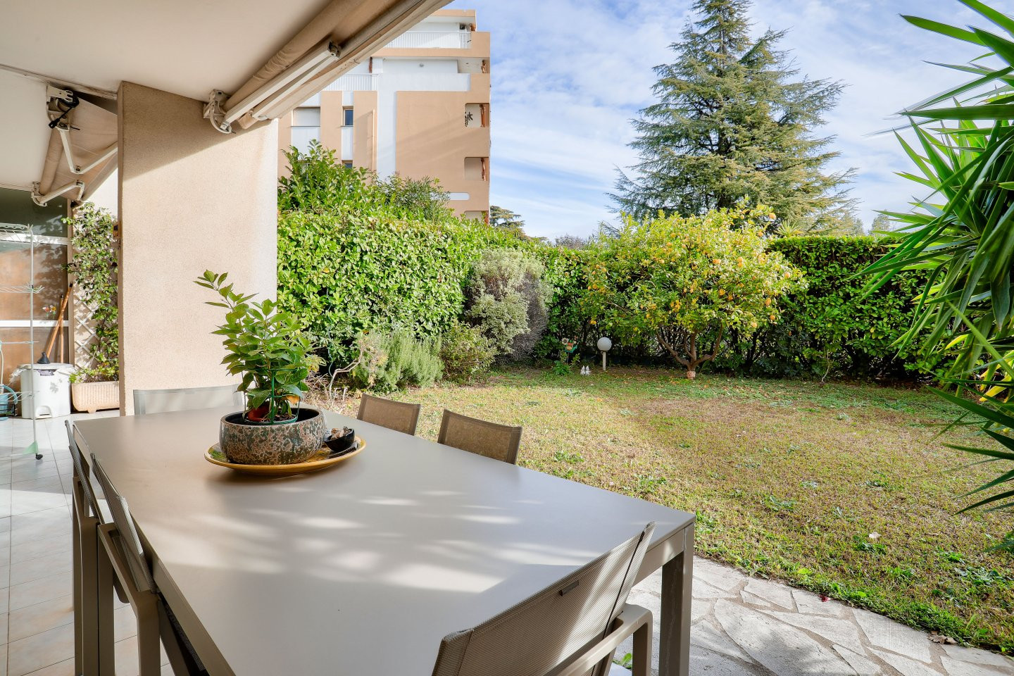 
                                                Vente
                                                 Nice Cimiez - Superbe 4 pièces de 108 m2 en rez de jardin dans résidence avec piscine