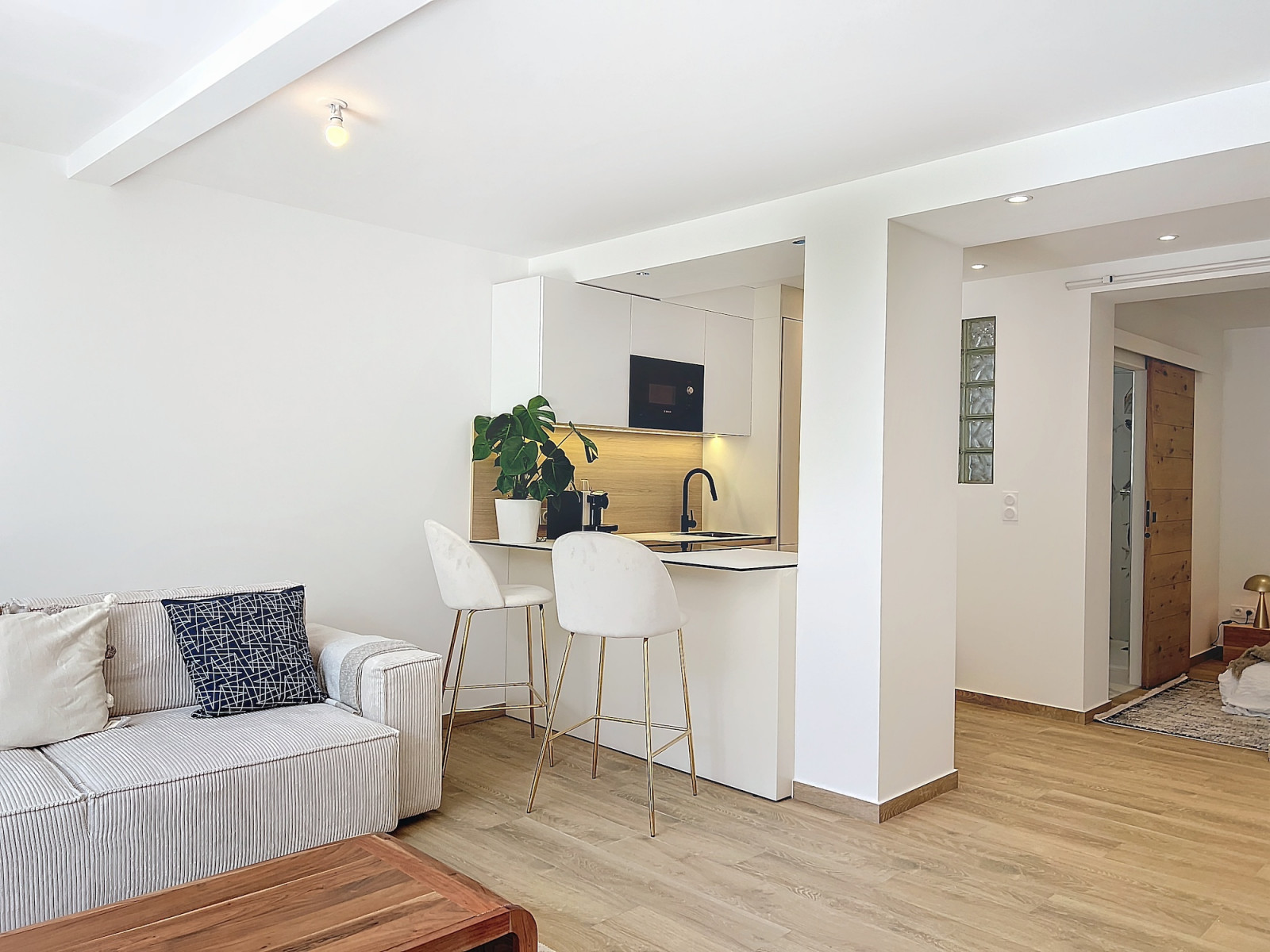 
                                                Vente
                                                 NICE - FABRON  - Grand studio de 40.25 m² entièrement rénové avec jardin