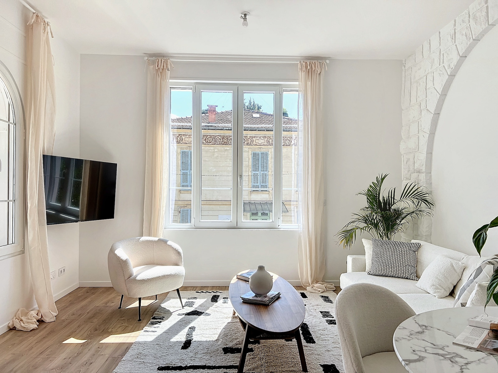 
                                                Vente
                                                 NICE - FABRON  - Magnifique 2 pièces de 54.49 m²  entièrement rénové disposant d’un large extérieur