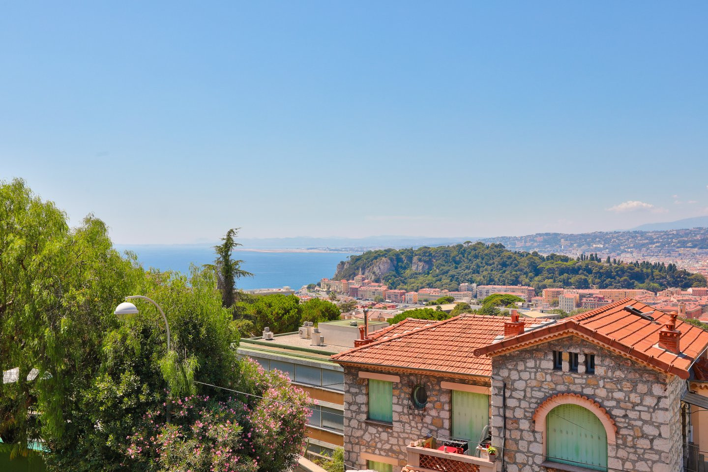 
                                                Vente
                                                 NICE - Mont Boron  - Magnifique 2 pièces traversant disposant d’une terrasse avec vue panoramique sur la mer