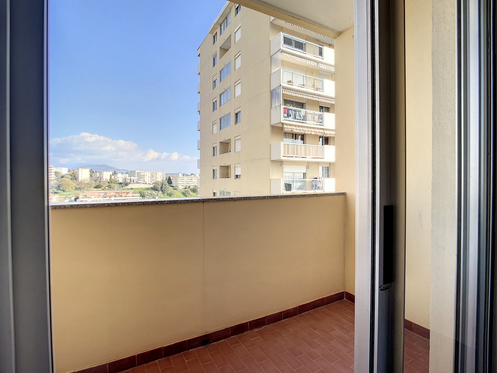 
                                                Vente
                                                 Nice Ouest Saint Augustin - Opportunité - Beau  4 pièces 77 m² vue mer et ville