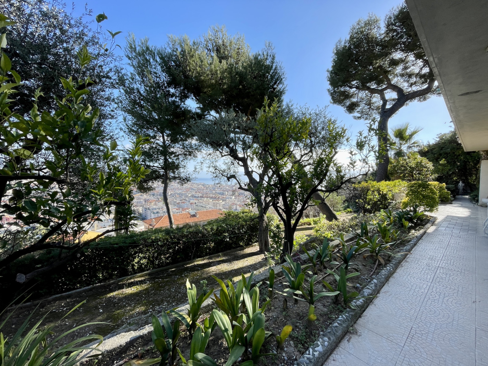 
                                                Vente
                                                 Nice Parc Impérial – Propriété 200 m2 avec vue mer panoramique et terrain