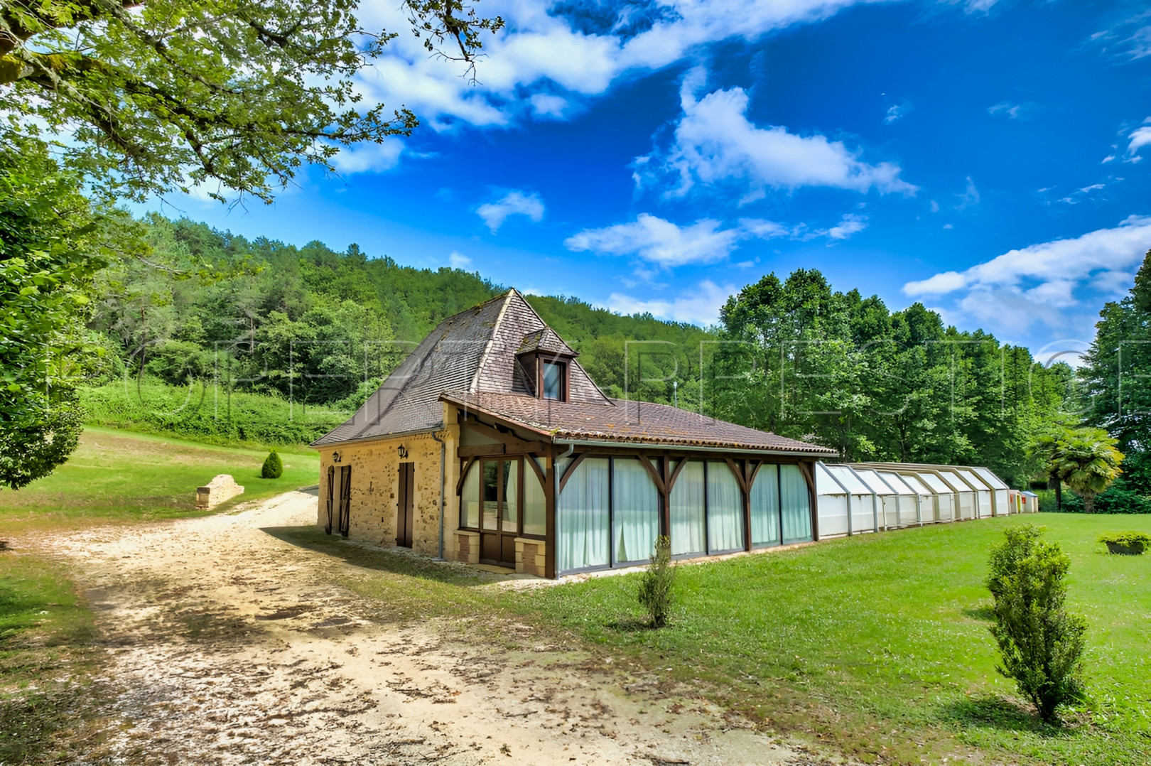 
                                                Vente
                                                 PERIGORD NOIR PROPRIETE XVIIème 23 HA RIVIERE ETANG