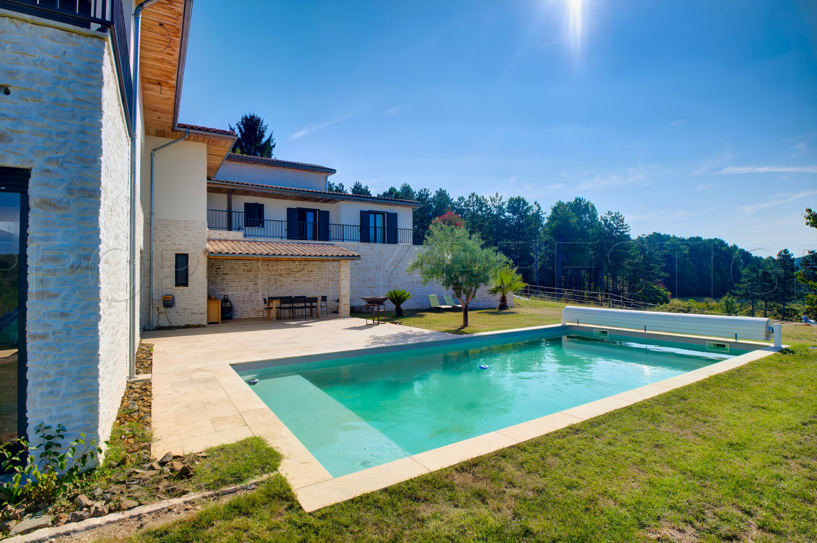 
                                                Vente
                                                 PERIGORD VILLA CONTEMPORAINE 335 M² 3,5 HA