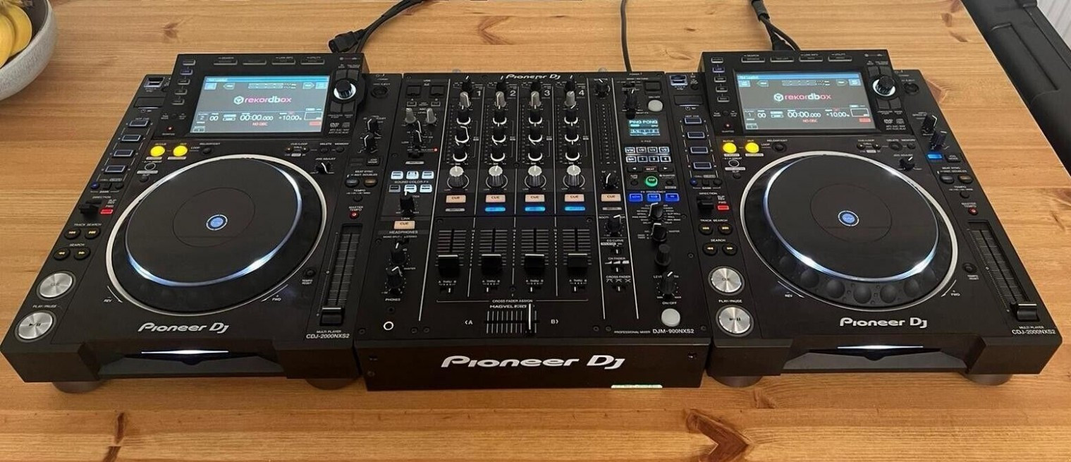 
                                                Instrument de musique
                                                 Pioneer CDJ 2000 NXS-2 et mixeur DJM 900 NXS-2