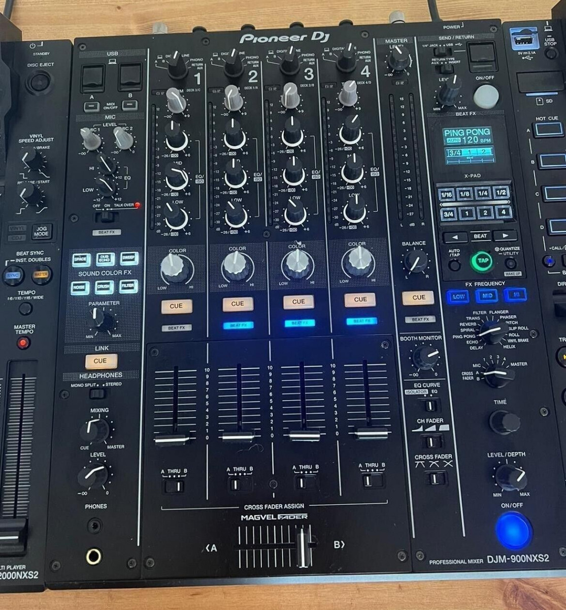 
                                                Instrument de musique
                                                 Pioneer CDJ 2000 NXS-2 et mixeur DJM 900 NXS-2