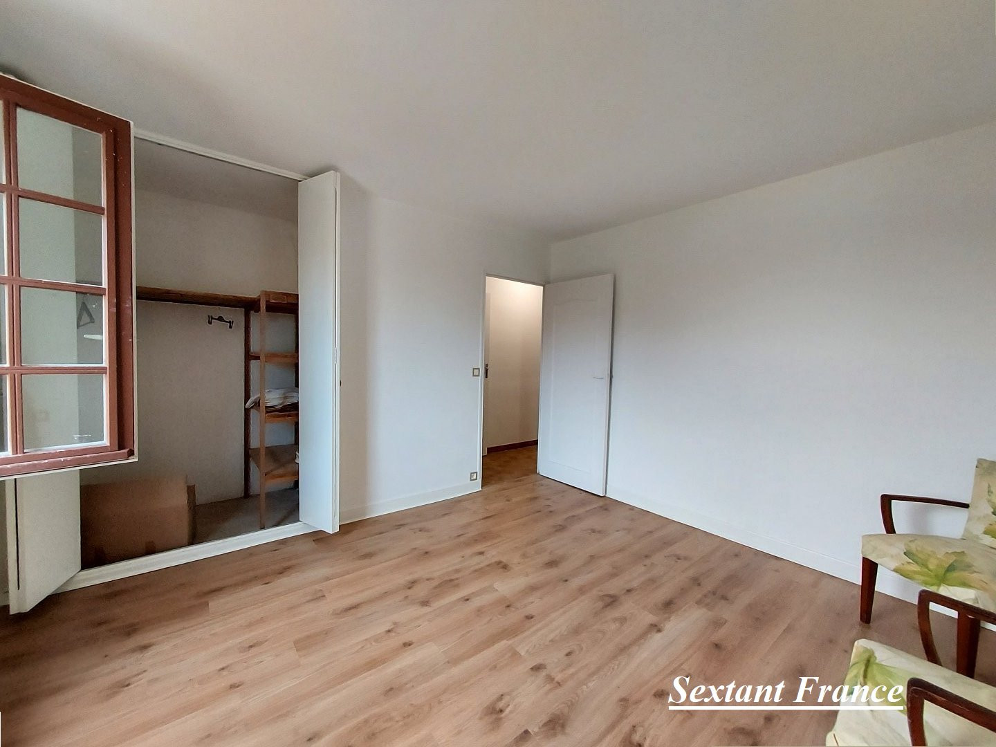 
                                                Vente
                                                 Plain-pied avec garage d'environ 70 m² proche A13