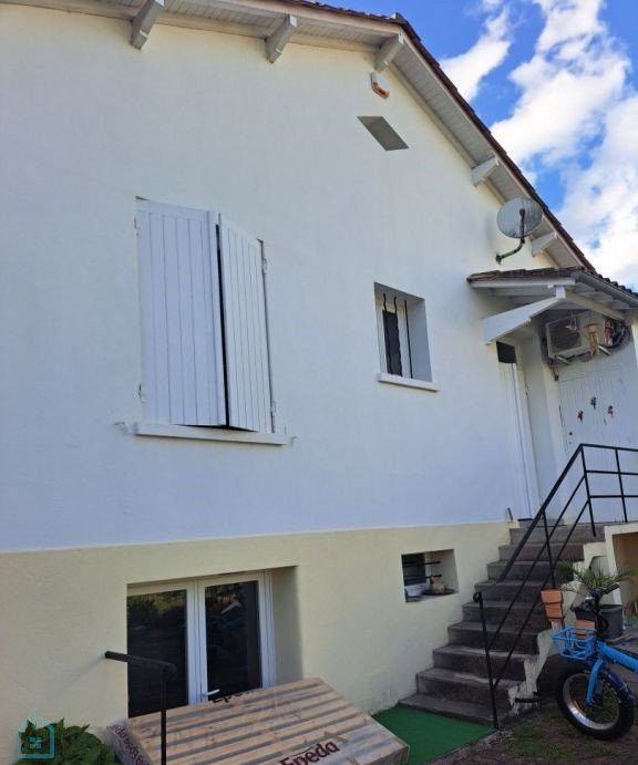 
                                                Vente
                                                  PLEIN CENTRE DE BERGERAC  COQUETTE MAISON 2 CH TERRAIN 