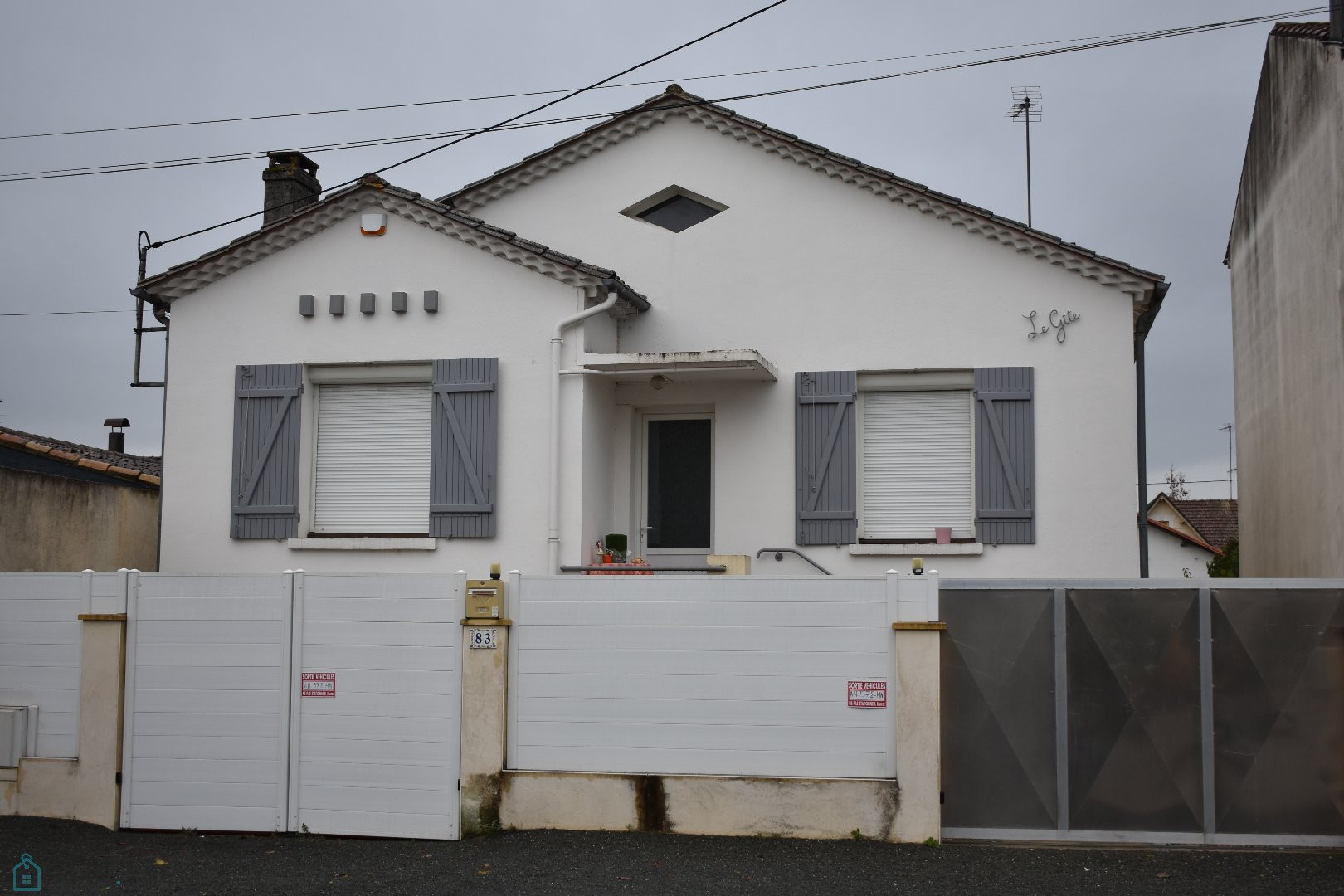 
                                                Vente
                                                  PLEIN CENTRE DE BERGERAC  COQUETTE MAISON 2 CH TERRAIN 