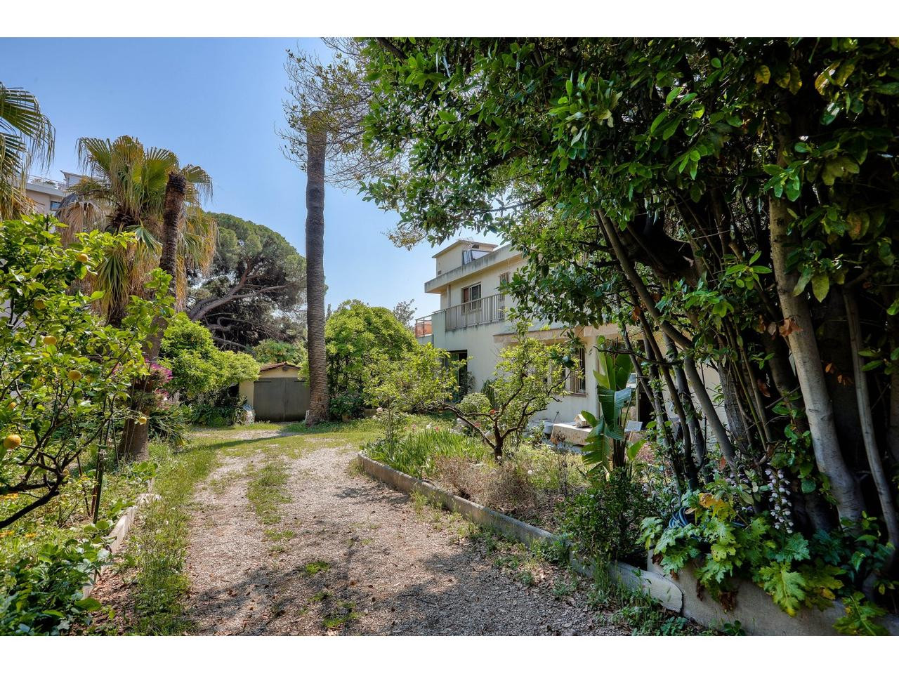 
                                                Vente
                                                 Port de Nice - Maison 10 pièces avec jardin