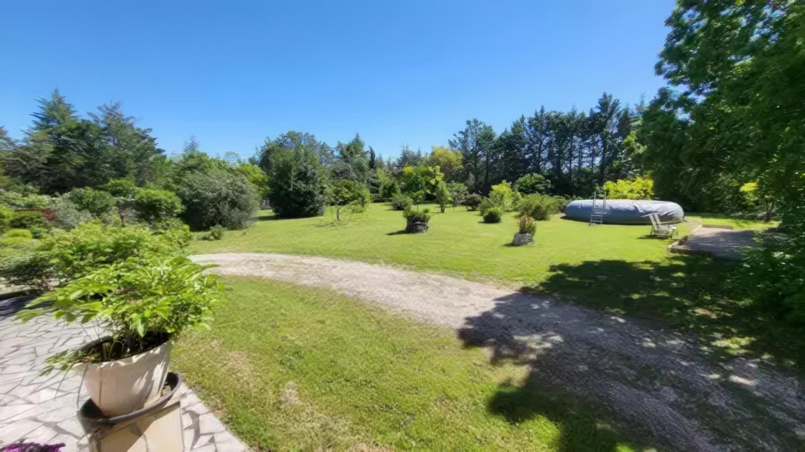 
                                                Vente
                                                 Propriété avec pigeonnier, terrain plat, annexe