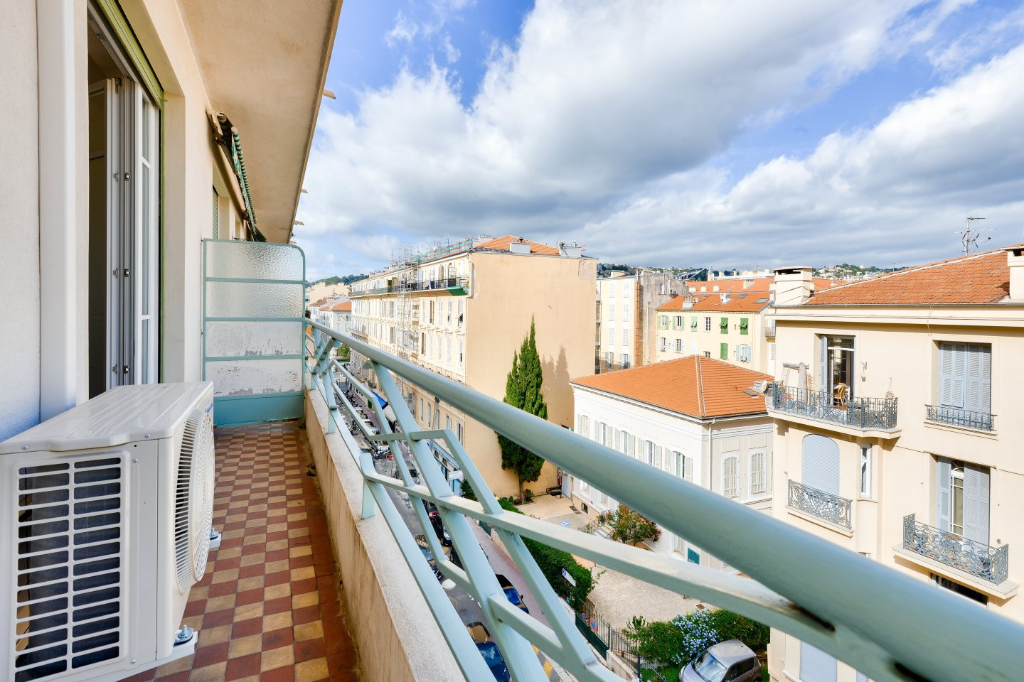 
                                                Vente
                                                 Rare - Coeur de Nice  - Superbe 2 pièces 67 m2 rénové en étage élevé avec terrasse vue dégagée