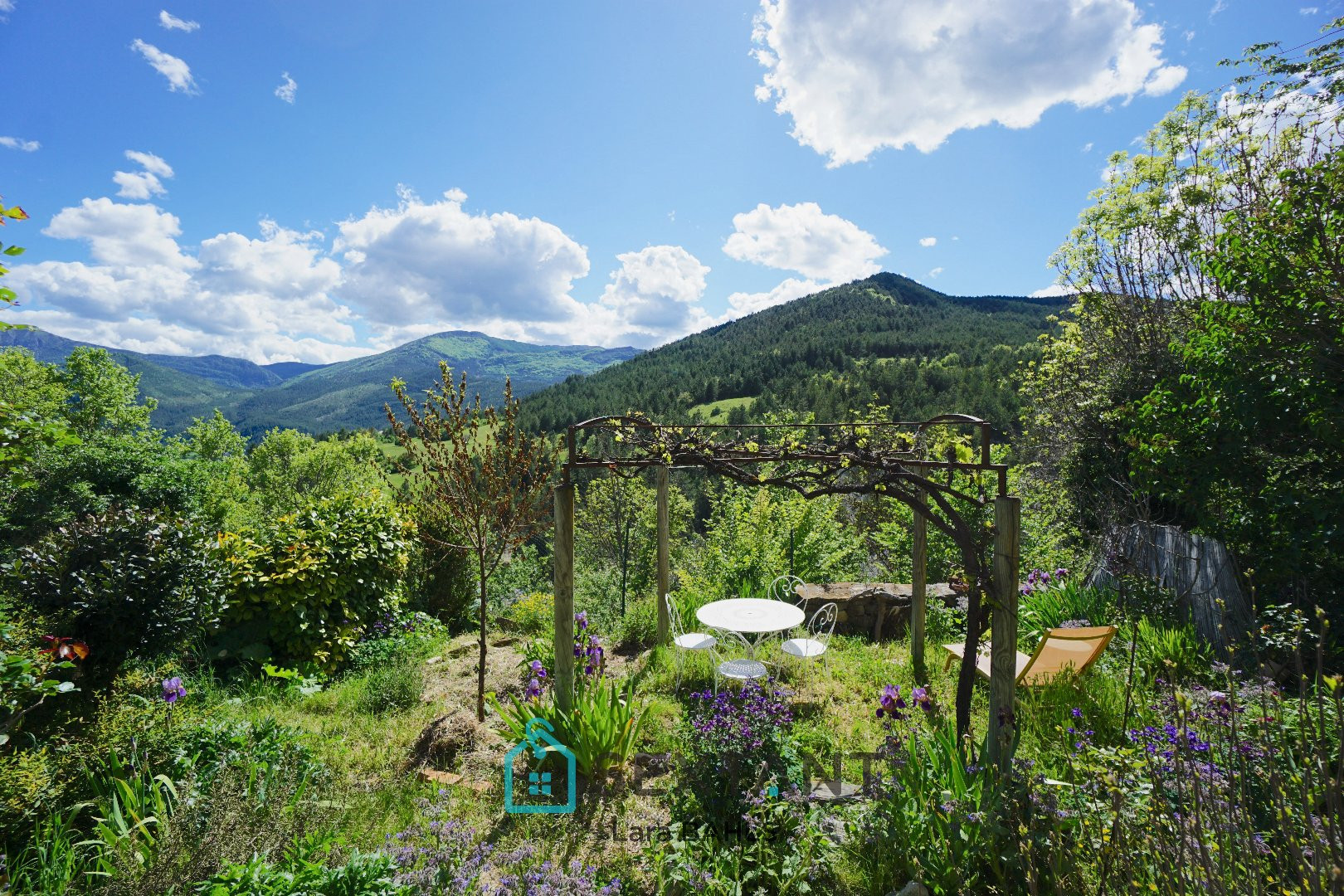 
                                                Vente
                                                 Saint Jacques : Maison de village de 122m2 avec 3 chambres, jardin et terrasse