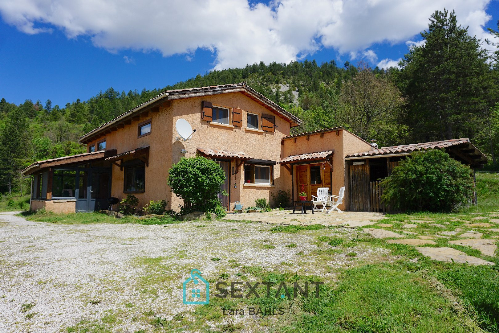 
                                                Vente
                                                 Saint-Lions : Maison de 180m2 avec piscine, 4 chambres, sur un terrain de 1,9 hectares en pleine nature