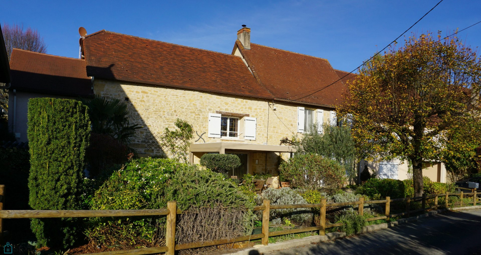 
                                                Vente
                                                 Spacieuse maison en pierre située dans un village historique. 