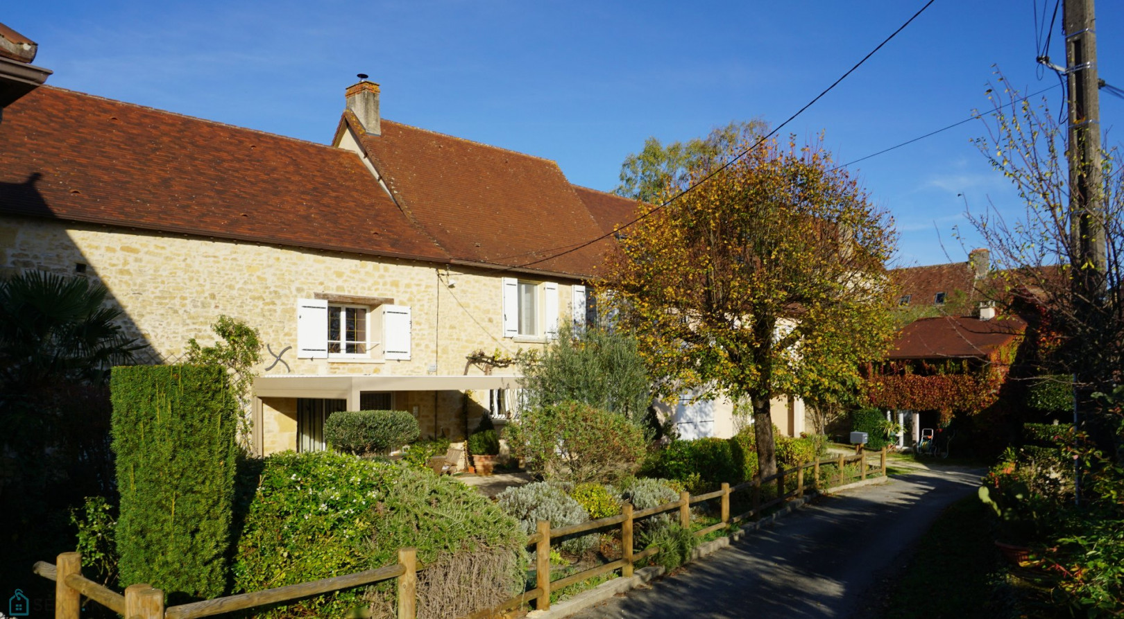 
                                                Vente
                                                 Spacieuse maison en pierre située dans un village historique. 