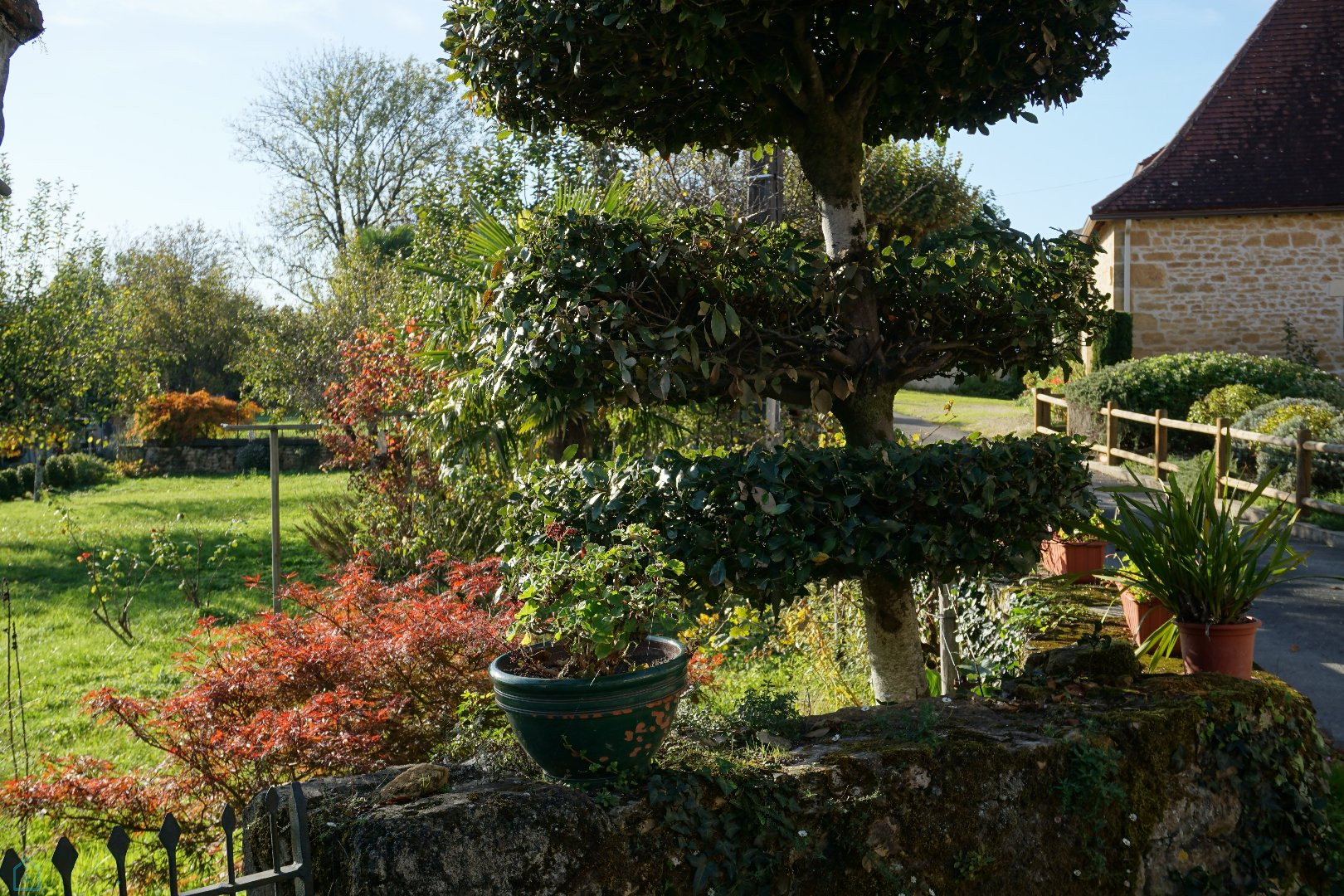 
                                                Vente
                                                 Spacieuse maison en pierre située dans un village historique. 