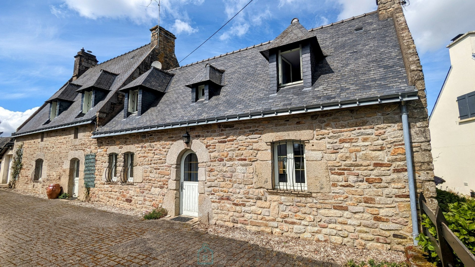 
                                                Vente
                                                 Splendide maison en pierre avec volumes surprenants et 4 chambres