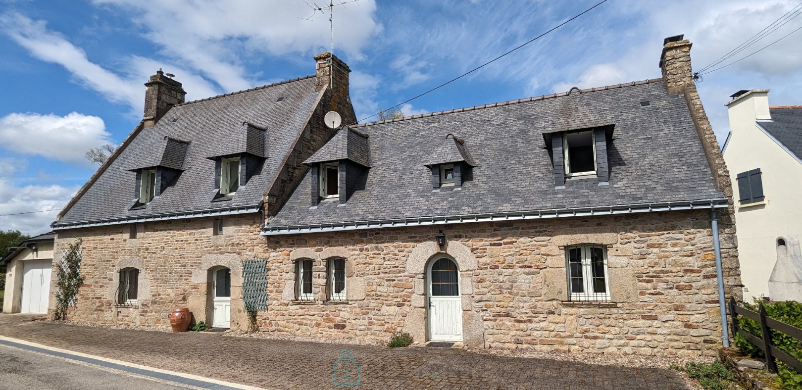 
                                                Vente
                                                 Splendide maison en pierre avec volumes surprenants et 4 chambres