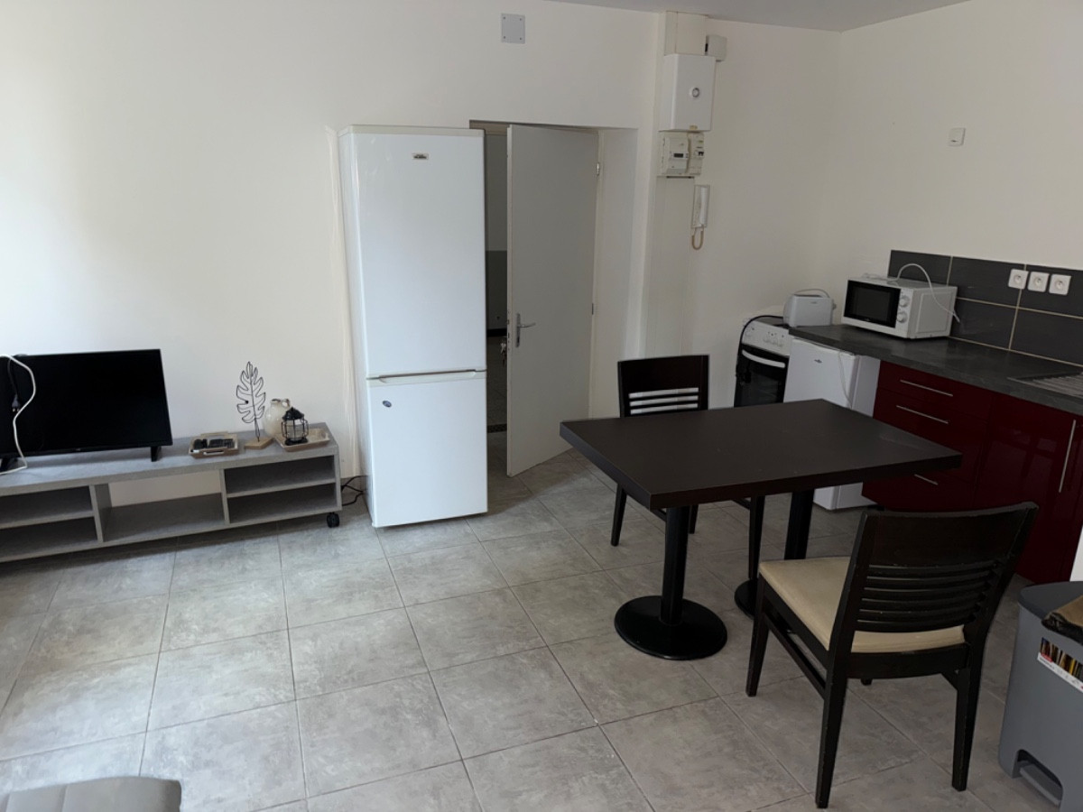 
                                                Location
                                                 Studio de 25m², idéalement situé au centre-ville