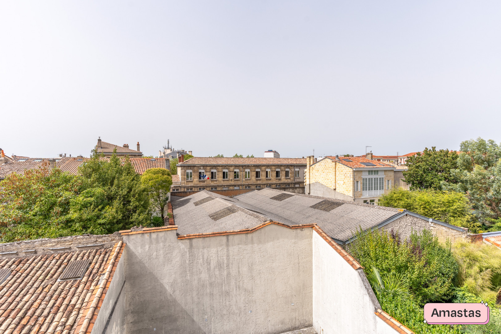 
                                                Location
                                                 Studio rénové et meublé - Saint Genes 133983