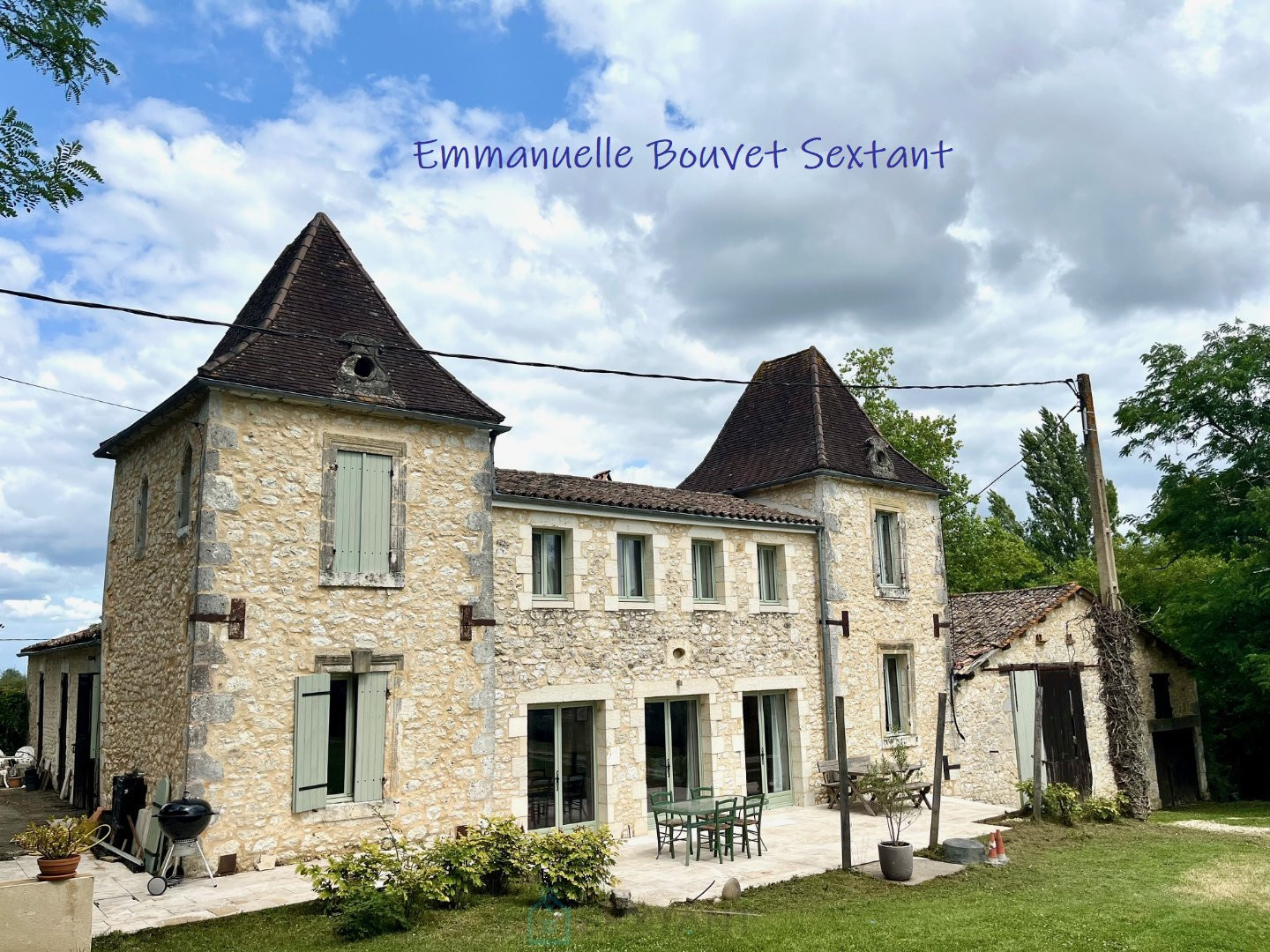 
                                                Vente
                                                 Sud Bergerac, propriété en pierre rénovée, 4/5 chambres, 4 salles d'eau, piscine, dépendance, source, terrain de près de 2ha