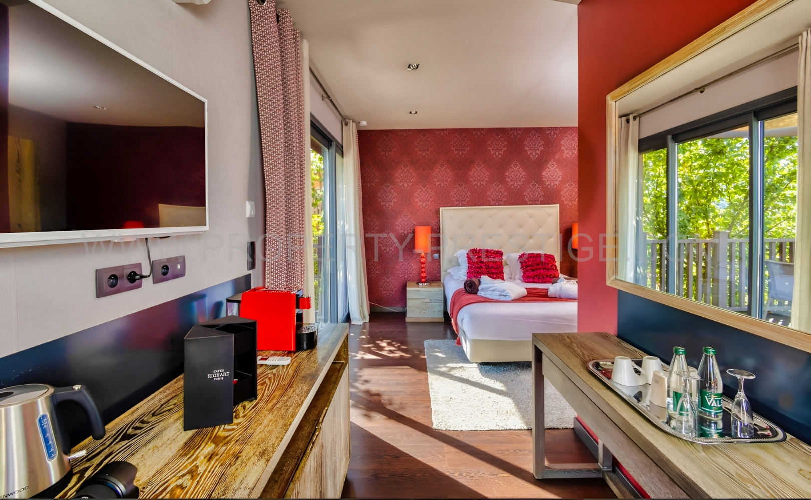 
                                                Vente
                                                 SUD EST – PROPRIETE D’EXCEPTION – HOTELLERIE DE LUXE 4* SPA  1.2HA