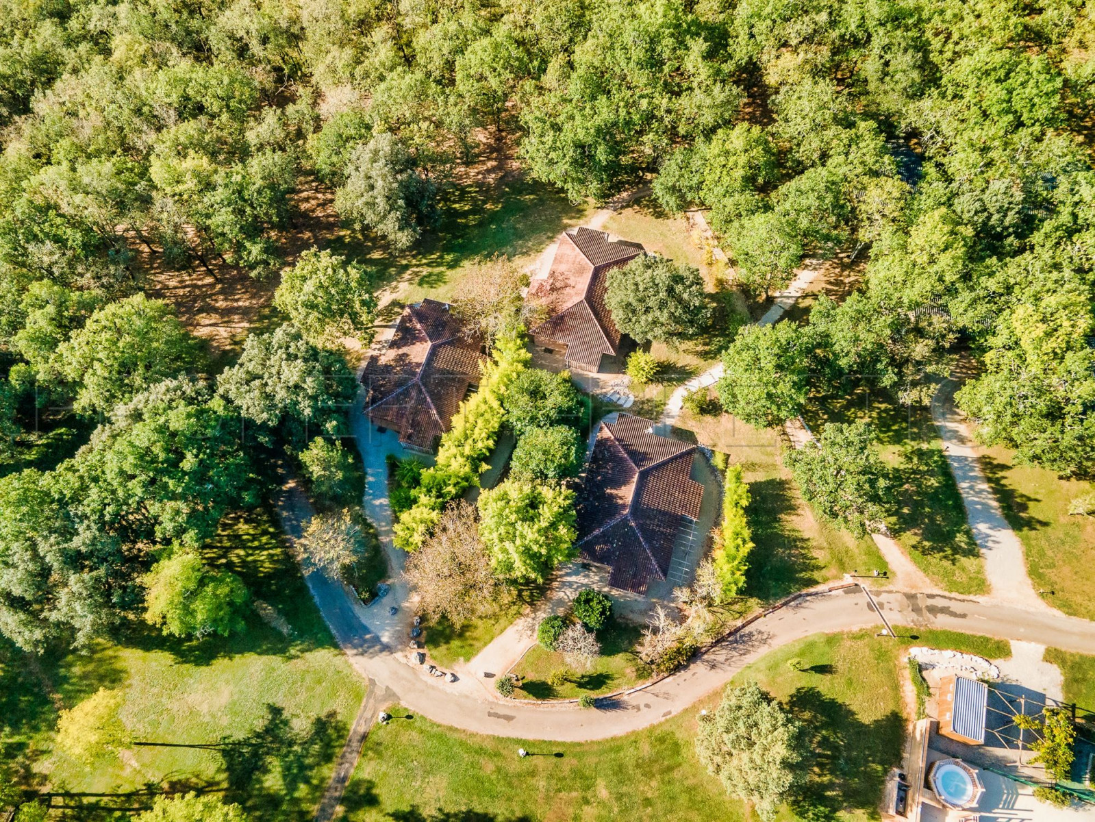 
                                                Vente
                                                 SUD-OUEST MANOIR 7 HA GÎTES MARIAGES