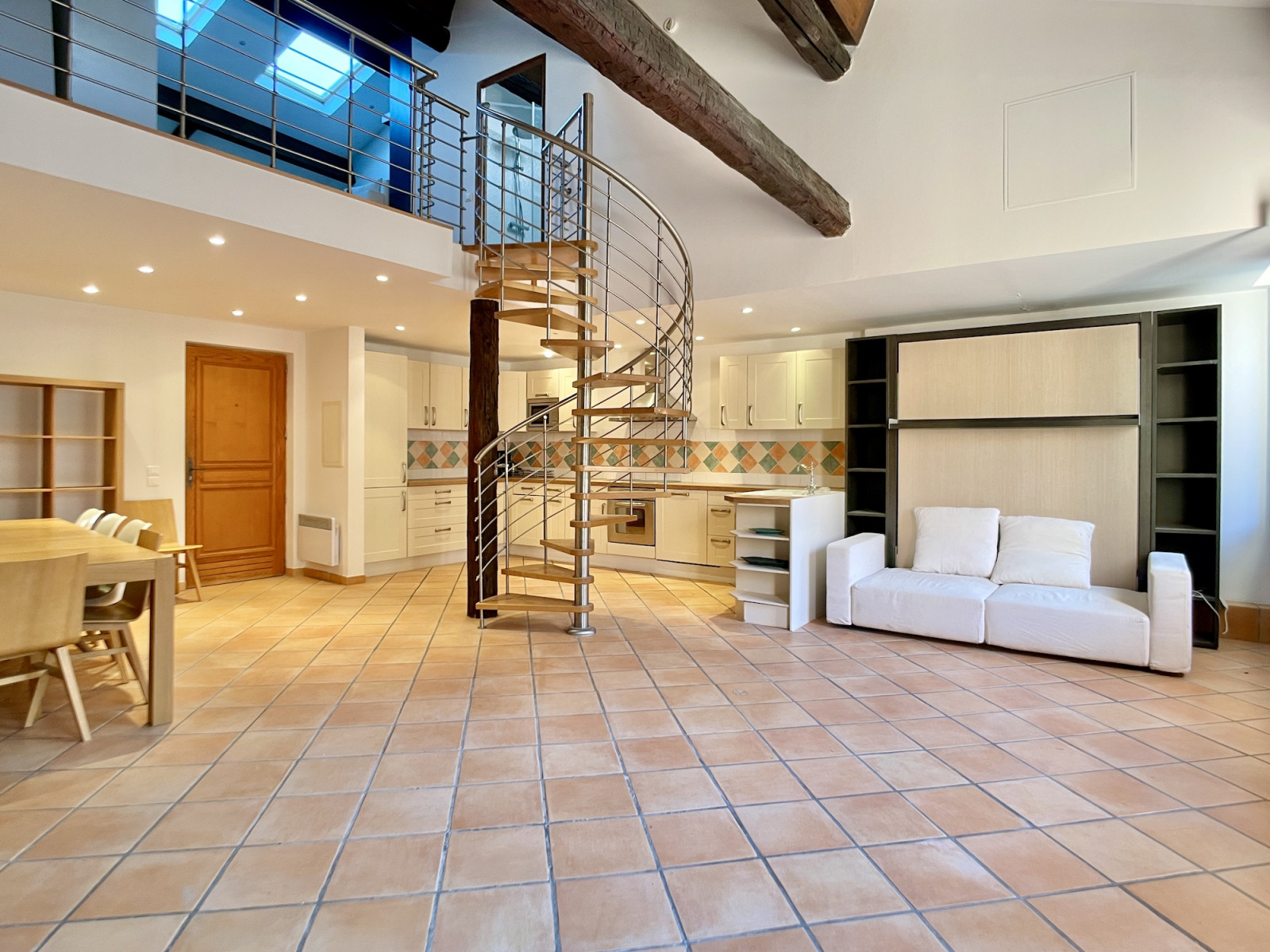 
                                                Vente
                                                 Superbe appartement esprit loft de 100 m² au coeur de la vieille ville de Villefranche