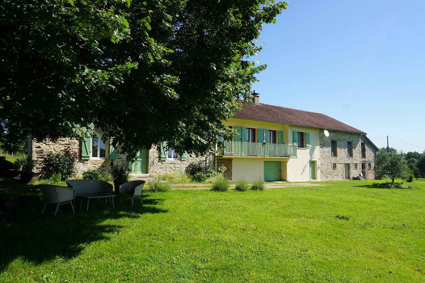 
                                                Vente
                                                 Superbe corps de ferme en pierre niché au coeur du paisible et pittoresque parc naturel du Périgord vert. 