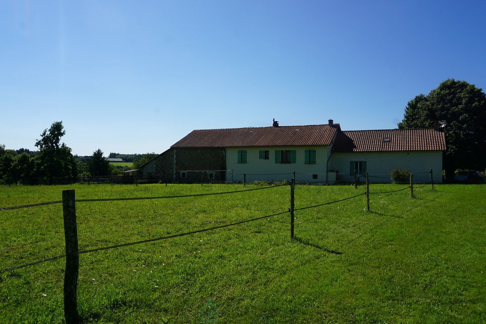 
                                                Vente
                                                 Superbe corps de ferme en pierre niché au coeur du paisible et pittoresque parc naturel du Périgord vert. 