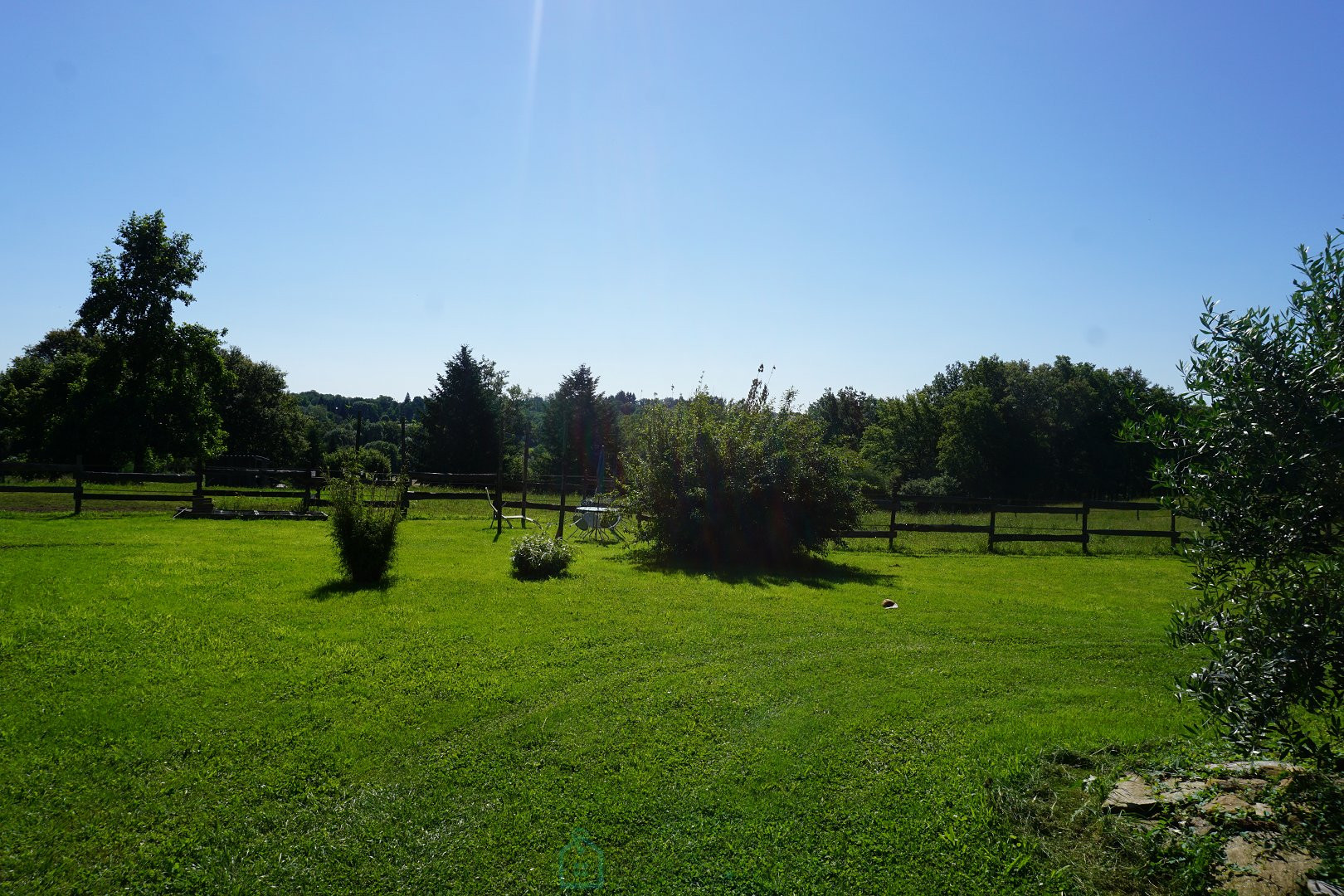 
                                                Vente
                                                 Superbe corps de ferme en pierre niché au coeur du paisible et pittoresque parc naturel du Périgord vert. 