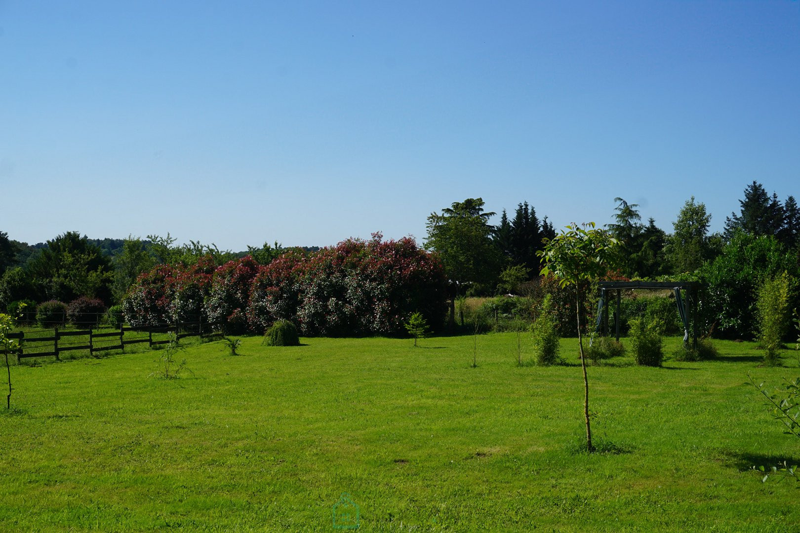 
                                                Vente
                                                 Superbe corps de ferme en pierre niché au coeur du paisible et pittoresque parc naturel du Périgord vert. 