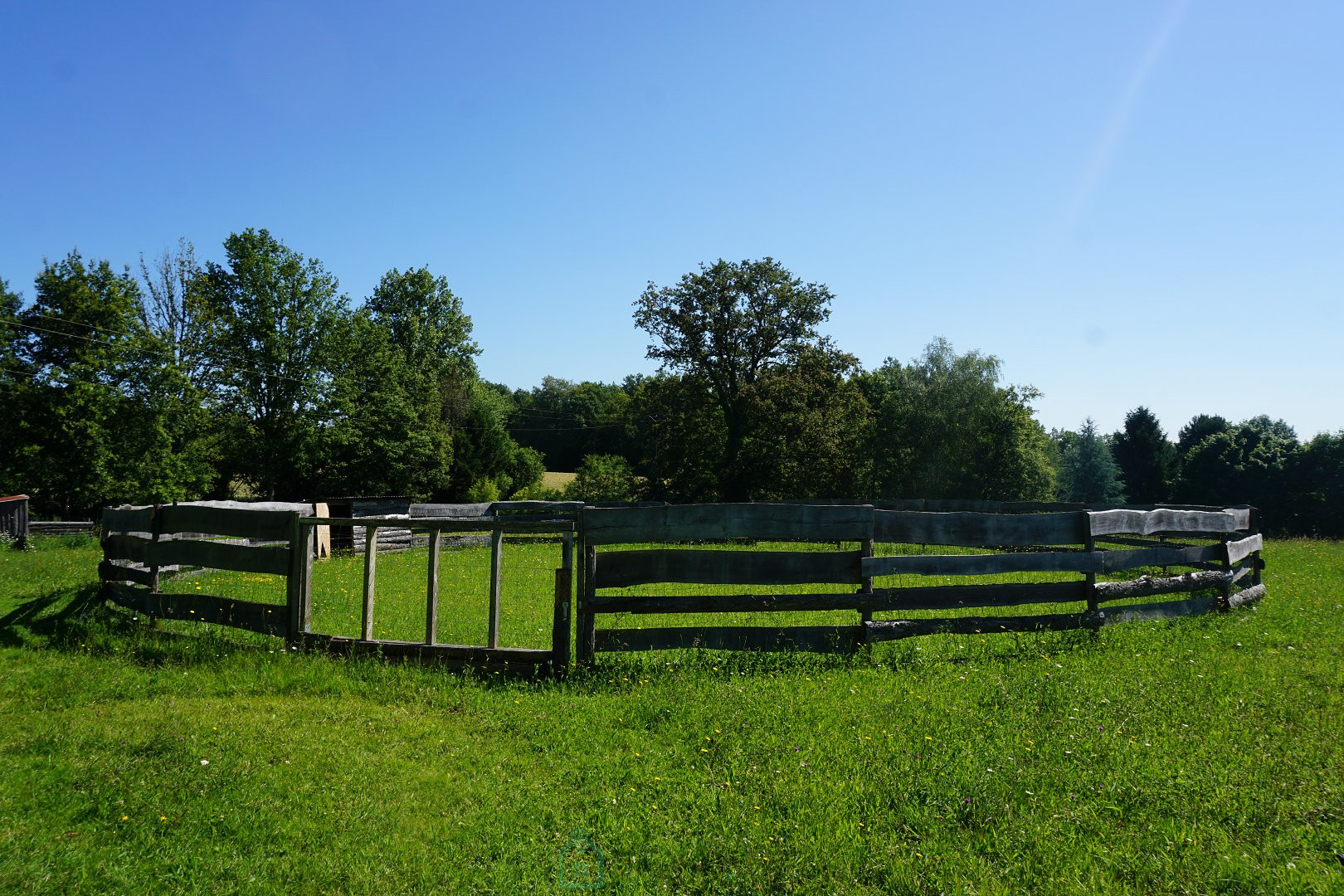 
                                                Vente
                                                 Superbe corps de ferme en pierre niché au coeur du paisible et pittoresque parc naturel du Périgord vert. 