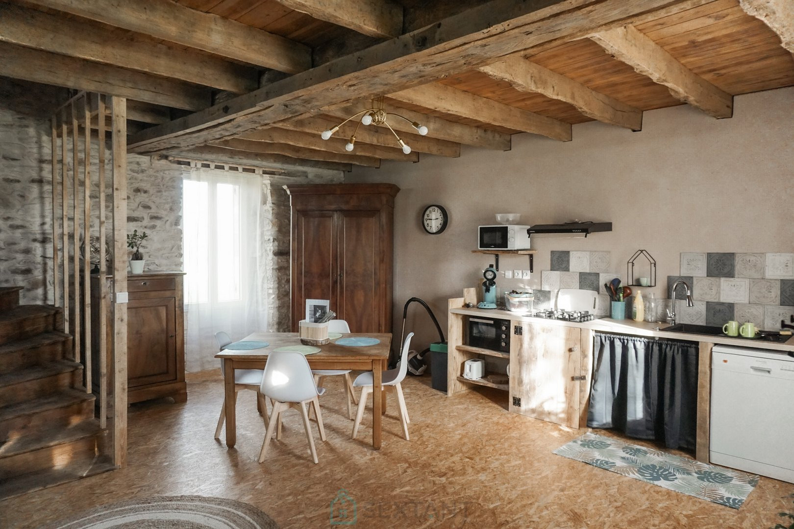 
                                                Vente
                                                 Superbe corps de ferme en pierre niché au coeur du paisible et pittoresque parc naturel du Périgord vert. 