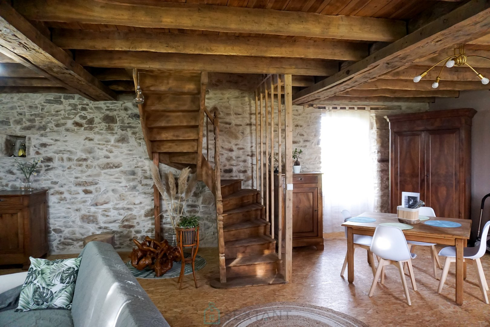 
                                                Vente
                                                 Superbe corps de ferme en pierre niché au coeur du paisible et pittoresque parc naturel du Périgord vert. 