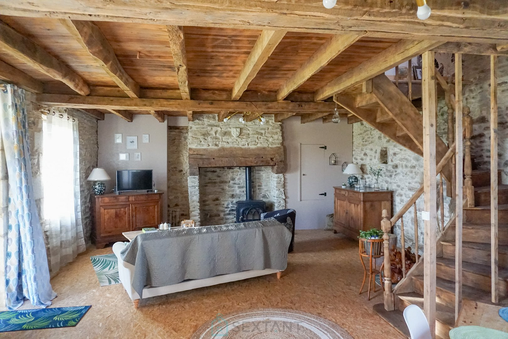 
                                                Vente
                                                 Superbe corps de ferme en pierre niché au coeur du paisible et pittoresque parc naturel du Périgord vert. 